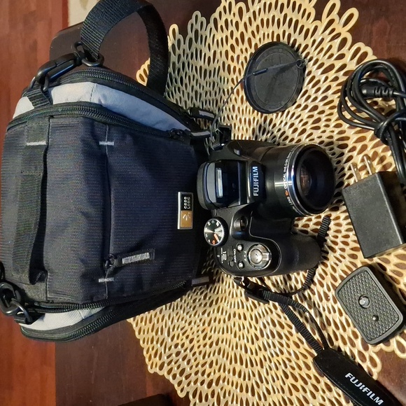 Fujifilm FinePix S2950 Black Camera with 18x Zoom - Picture 3 of 5